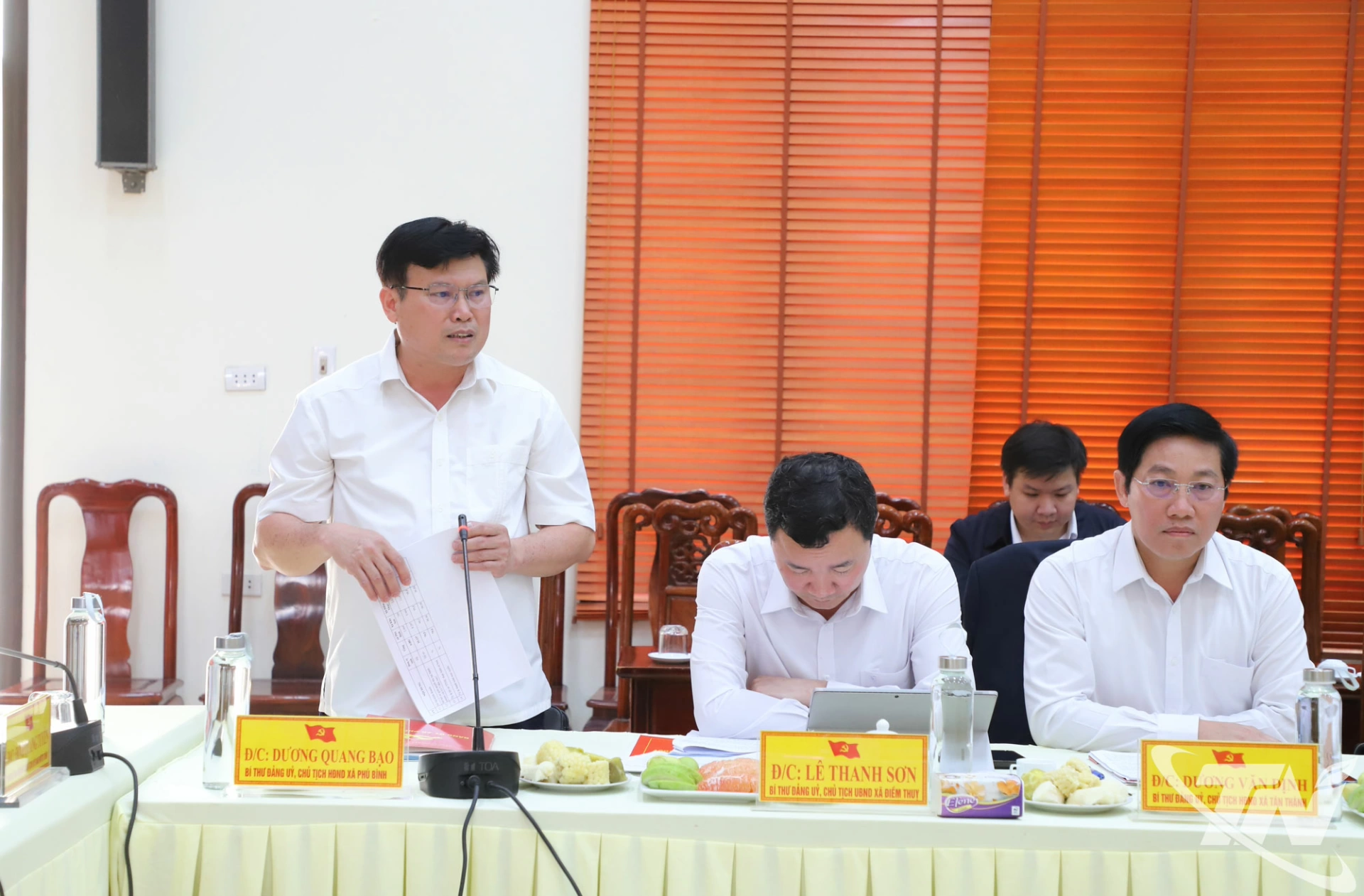 Lãnh đạo các xã báo cáo, đề xuất.