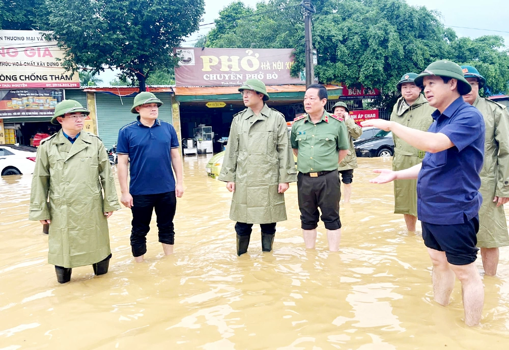 Đồng chí Bí thư Tỉnh ủy Trịnh Xuân Trường cùng Đoàn công tác kiểm tra công tác ứng phó với mưa lũ tại phường Quan Triều.