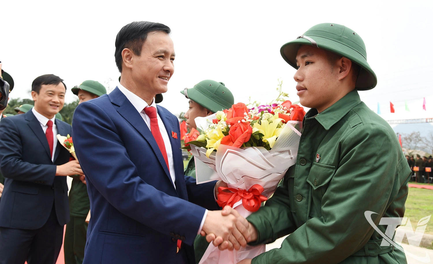 Đồng chí Vũ Duy Hoàng Ủy viên Ban Thường vụ Tỉnh ủy, Phó Chủ tịch Thường trực Ủy ban MTTQ Việt Nam tỉnh tặng hoa động viên tân binh.