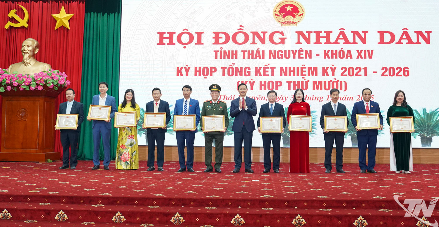 Đồng ch&iacute; Chủ tịch UBND tỉnh Vương Quốc Tuấn trao Bằng khen cho c&aacute;c tập thể c&oacute; nhiều th&agrave;nh t&iacute;ch trong phong tr&agrave;o thi đua &ldquo;Đổi mới v&agrave; n&acirc;ng cao năng lực, hiệu quả hoạt động của HĐND tỉnh Th&aacute;i Nguy&ecirc;n, nhiệm kỳ 2021-2026&rdquo;.