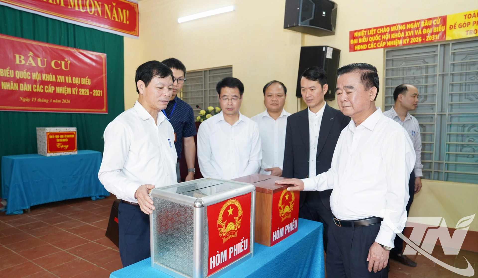 Các thành viên Đoàn công tác của tỉnh kiểm tra việc chuẩn bị hòm phiếu tại Khu vực bỏ phiếu số 1, xóm Nghinh Tác, xã Sảng Mộc.