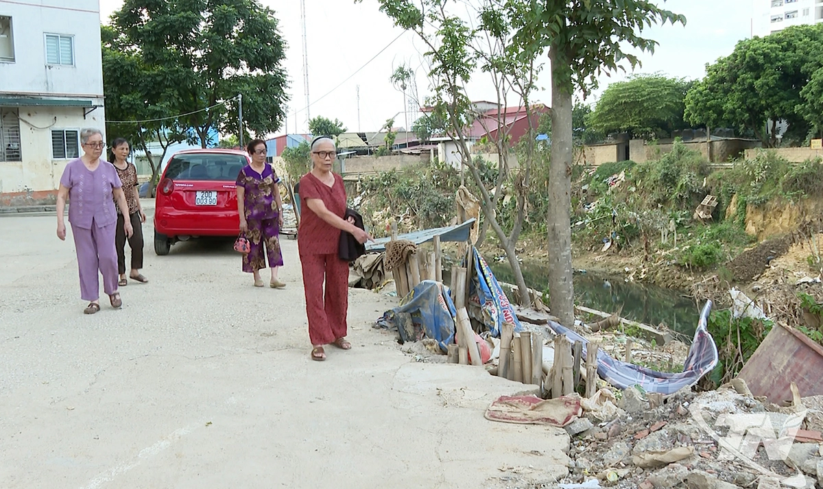 Cư dân chung cư Tiến Bộ lo lắng khi phải sống trong vực sạt lở