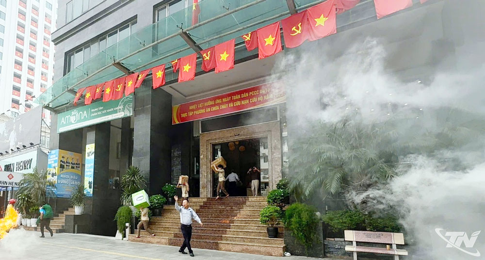 Lực lượng PCCC và CNCH cơ sở báo động và di chuyển tài sản.