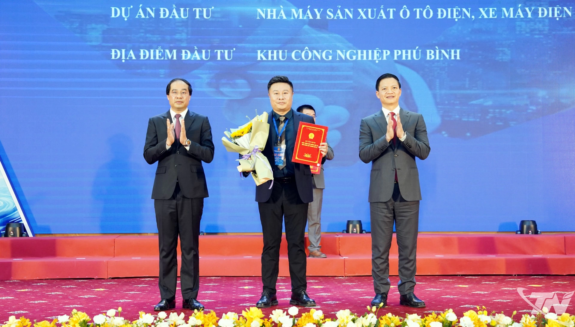 Đồng ch&iacute; B&iacute; thư Tỉnh ủy Trịnh Xu&acirc;n Trường v&agrave; đồng ch&iacute; Chủ tịch UBND tỉnh Vương Quốc Tuấn trao Quyết định ph&ecirc; duyệt chủ trương đầu tư, Giấy chứng nhận đăng k&yacute; đầu tư v&agrave; Bi&ecirc;n bản ghi nhớ đầu tư cho c&aacute;c nh&agrave; đầu tư.