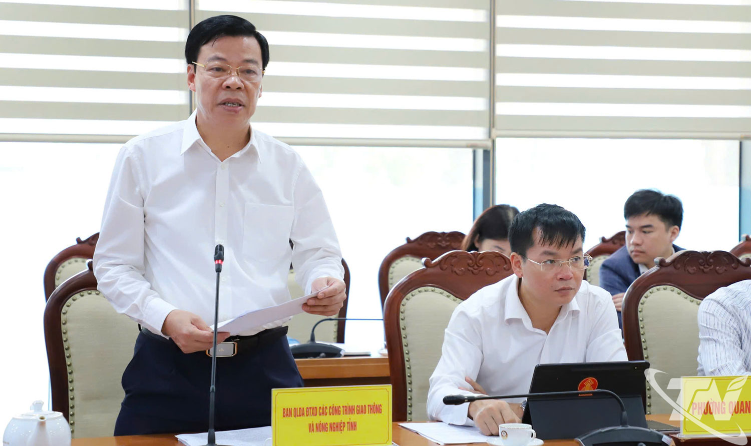 Lãnh đạo Ban Quản lý các Dự án Đầu tư xây dựng các công trình giao thông và Nông nghiệp tỉnh báo cáo đề xuất các dự án.