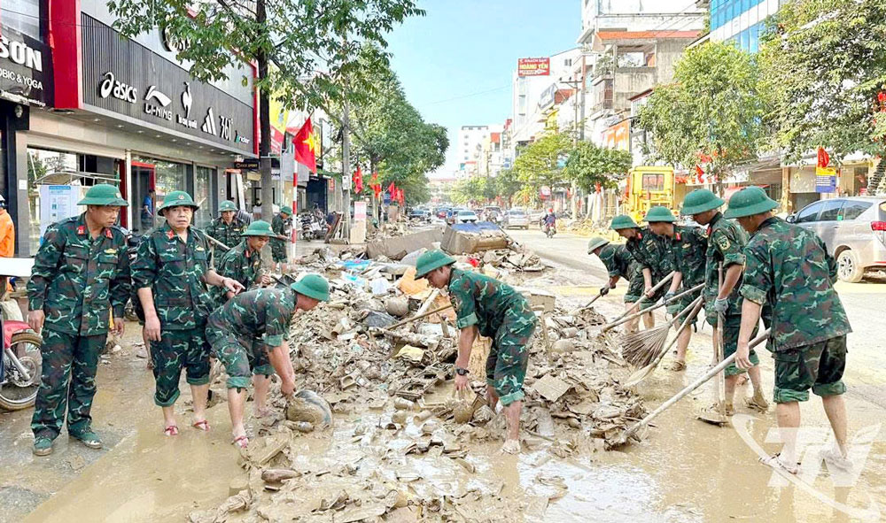 Bộ đội tham gia khắc phục hậu quả mưa lũ.
