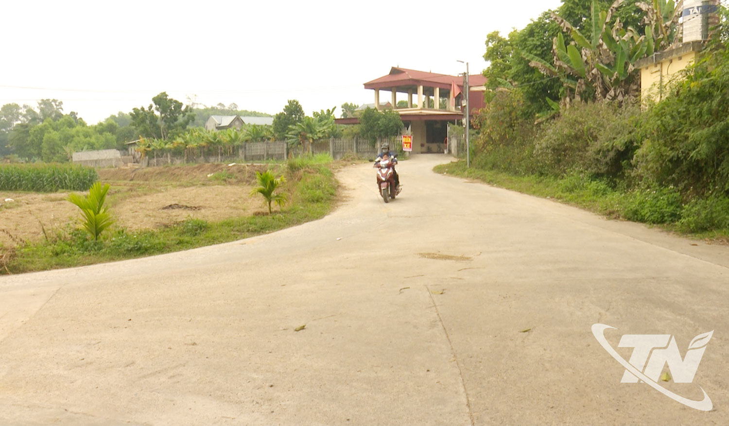 Một con đường b&ecirc; t&ocirc;ng rộng đẹp nhờ sự hiến đất của nhiều hộ d&acirc;n.