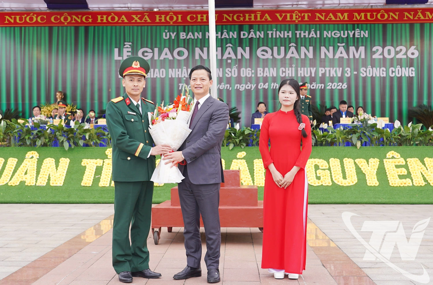 Đồng chí Vương Quốc Tuấn tặng hoa cho đại diện đơn vị nhận quân.