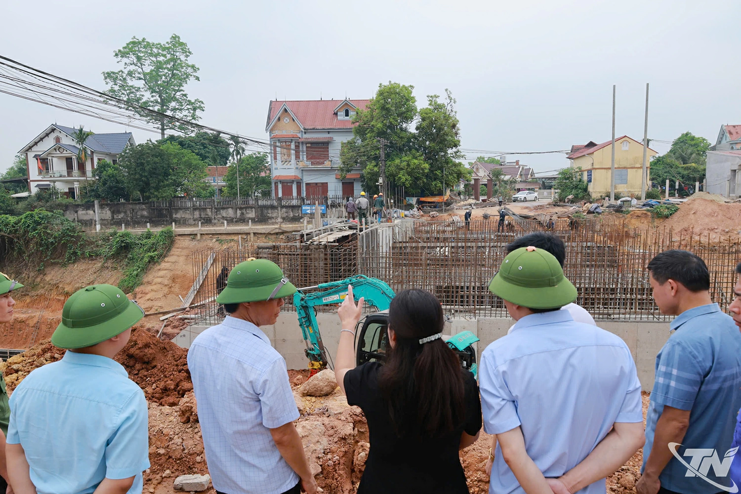 Khẩn trương thi công một số hạng mục nạo vét sông Đào, kè lát mái các đoạn đê xung yếu trên kênh chính và cải tạo nâng cấp các công trình quan trọng khác trên kênh.