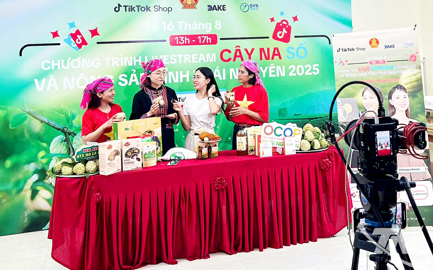 Đại diện các hộ nông dân trồng na cùng các tiktoker có ảnh hưởng trên mạng xã hội tham gia livestream bán na và nông sản, thu hút 10 triệu lượt tiếp cận, bán ra gần 1.500 đơn hàng.