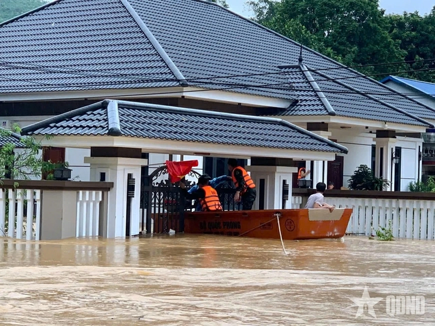 Lữ đoàn 575 (Quân khu 1) sơ tán nhân dân tại xã Trại Cau (tỉnh Thái Nguyên).