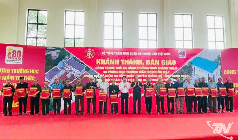 Lãnh đạo Bộ Tổng Tham mưu và lãnh đạo tỉnh Thái Nguyên tặng quà các gia đình chính sách và người có công với cách mạng.