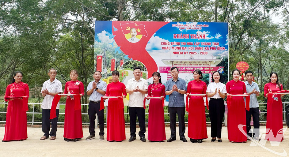 Các đại biểu cắt băng khánh thành công trình mở rộng và chỉnh trang đường liên thôn Bản Bắc 1, xã Phú Đình, chào mừng đại hội đảng các cấp.