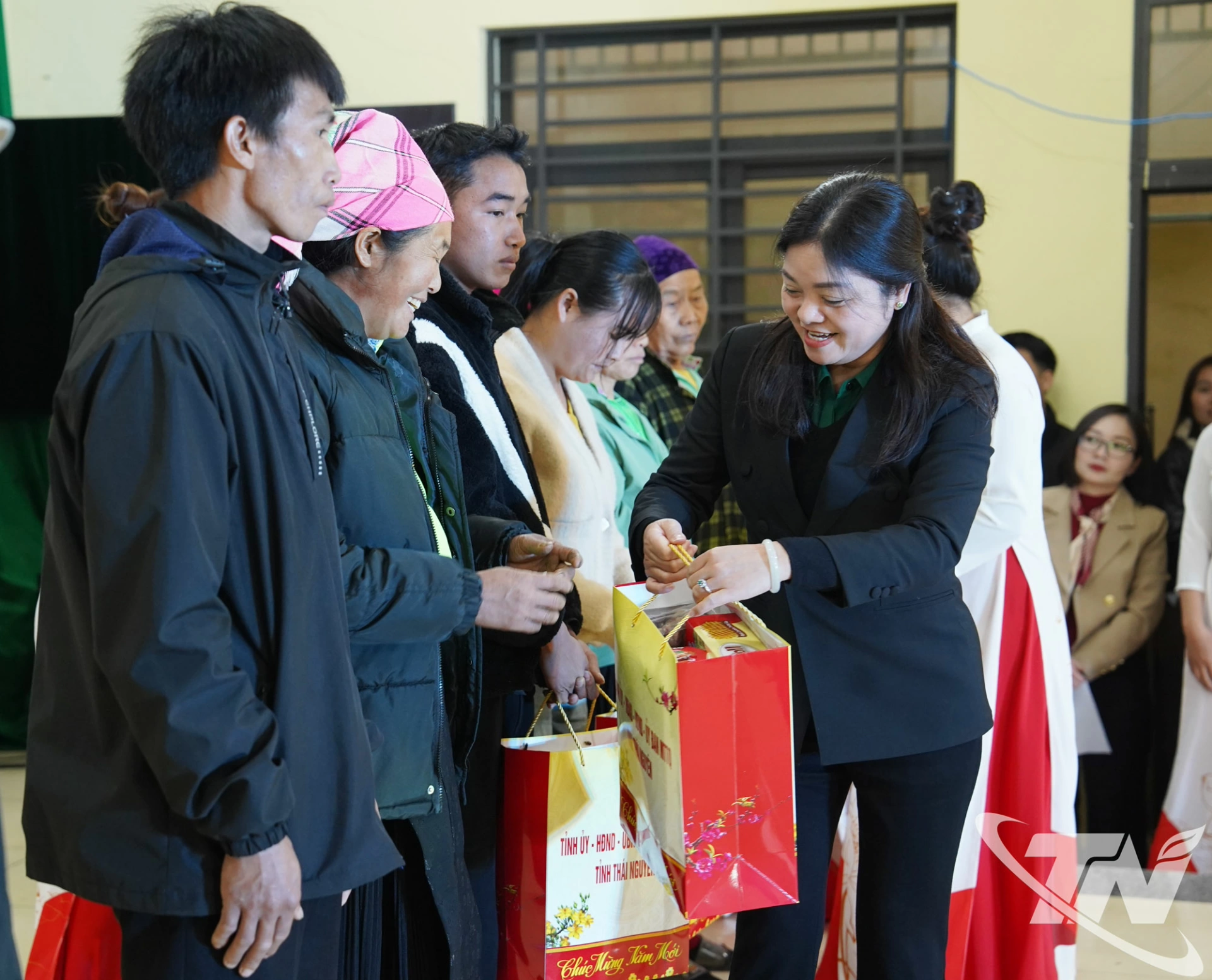 Đồng ch&iacute; Ph&oacute; Chủ tịch UBND tỉnh Nguyễn Thị Loan trao qu&agrave; cho hộ ngh&egrave;o tại x&atilde; Văn Lăng.