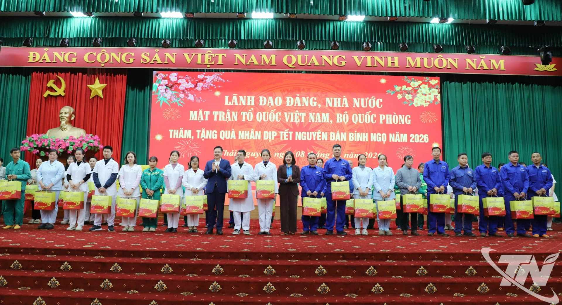 Các đồng chí lãnh đạo trao quà tặng công nhân lao động có hoàn cảnh khó khăn, hộ nghèo, hộ cận nghèo.