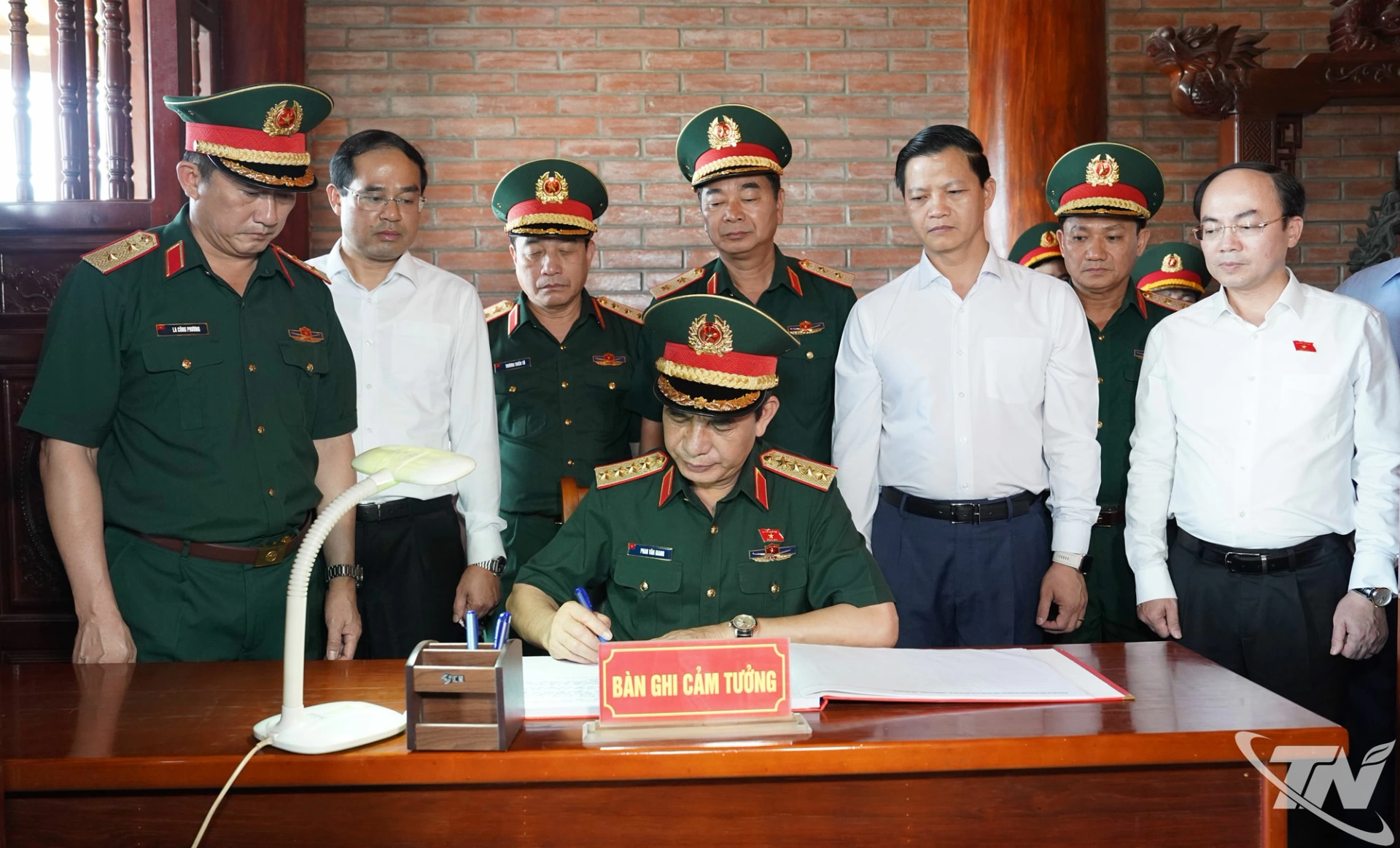Đại tướng Phan Văn Giang ghi sổ cảm tưởng tại Khu di tích lịch sử Quốc gia 915, phường Gia Sàng.