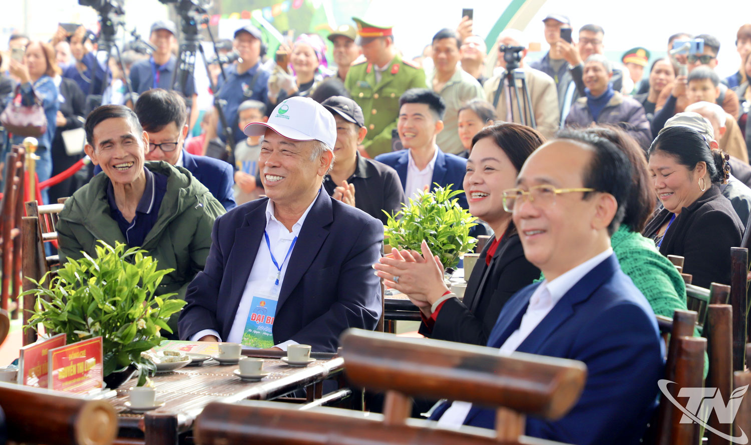 Kh&aacute;ch h&agrave;ng tại buổi đấu gi&aacute;