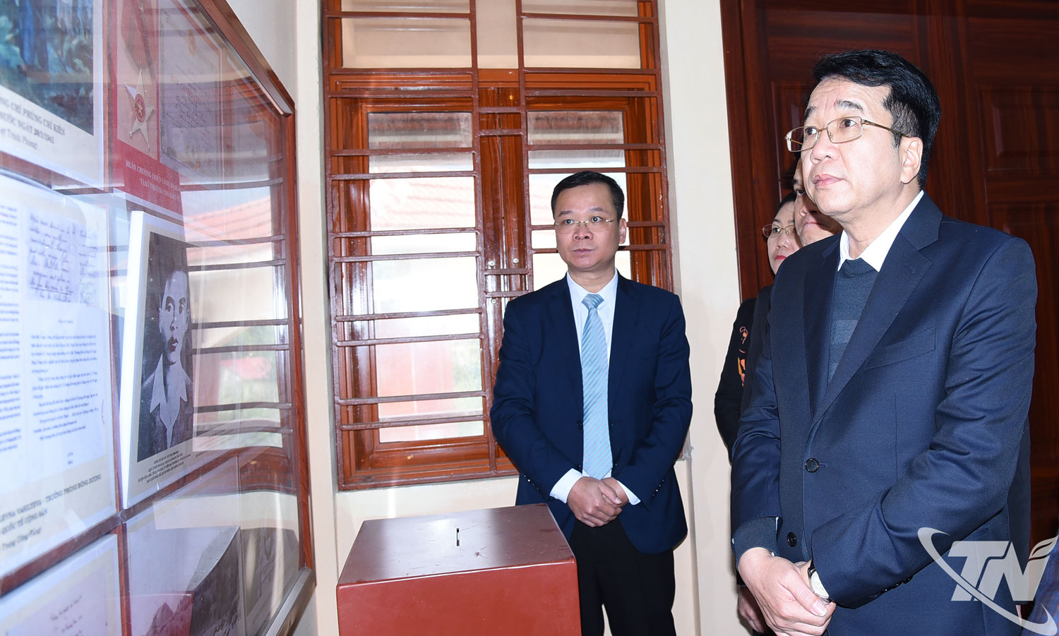 Đồng ch&iacute; Ph&oacute; B&iacute; thư Tỉnh ủy xem tranh, ảnh về cuộc đời c&aacute;ch mạng của đồng ch&iacute; Ph&ugrave;ng Ch&iacute; Ki&ecirc;n