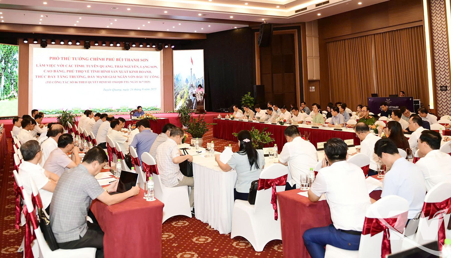 Quang cảnh buổi làm việc.