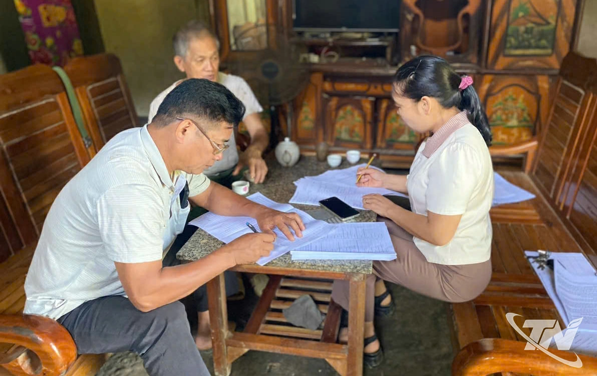 Cán bộ thực hiện công tác giảm nghèo hướng dẫn các hộ dân thực hiện dự án sinh kế.