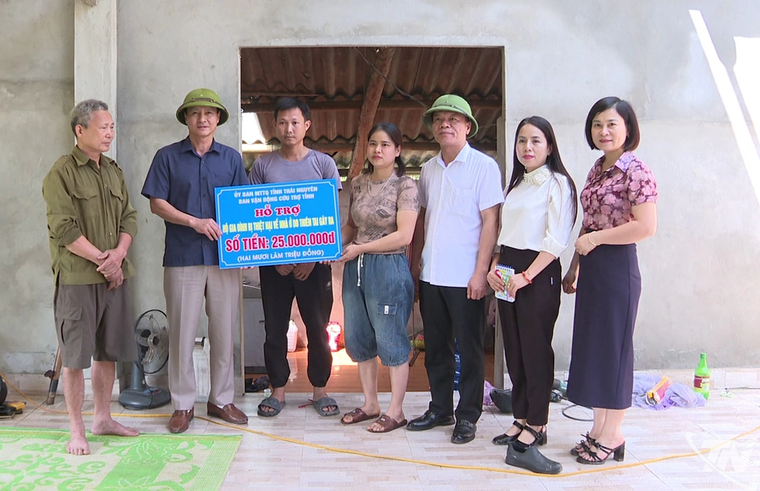 Đồng chí Vũ Duy Hoàng, Ủy viên BTV Tỉnh ủy, Phó Chủ tịch Thường trực Ủy ban MTTQ tỉnh trao tiền hỗ trợ cho gia đình ông Tống Văn Hoàng, xóm Xuân Trường.
