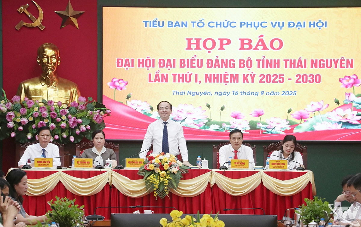 Các đồng chí chủ trì Họp báo.