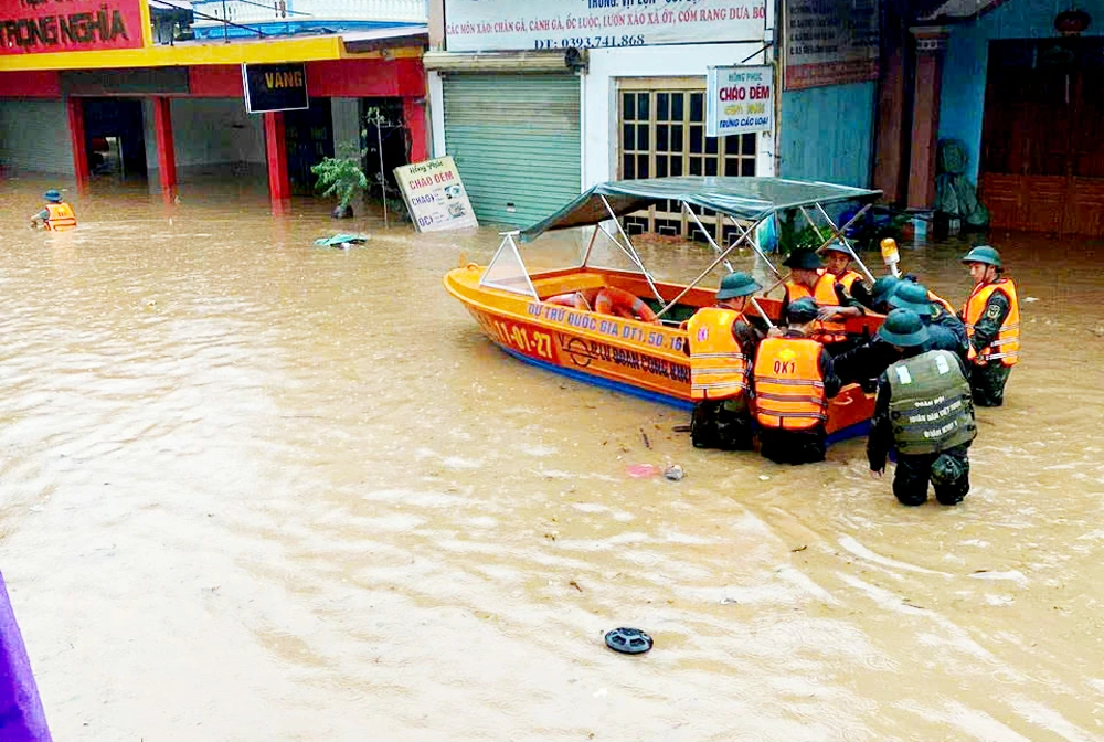 Tại tổ 1, xã Trại Cau, nhiều hộ dân bị cô lập. Lực lượng chức năng đang huy động xuồng máy để hỗ trợ di dời người dân đến nơi an toàn.