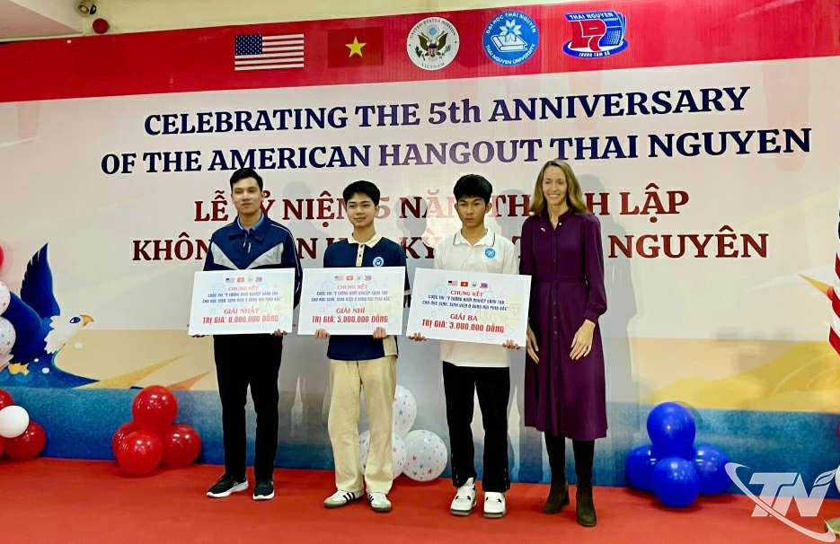 PGS.TS. Hoàng Văn Hùng - Giám đốc Đại học Thái Nguyên - phát biểu tại buổi lễ.