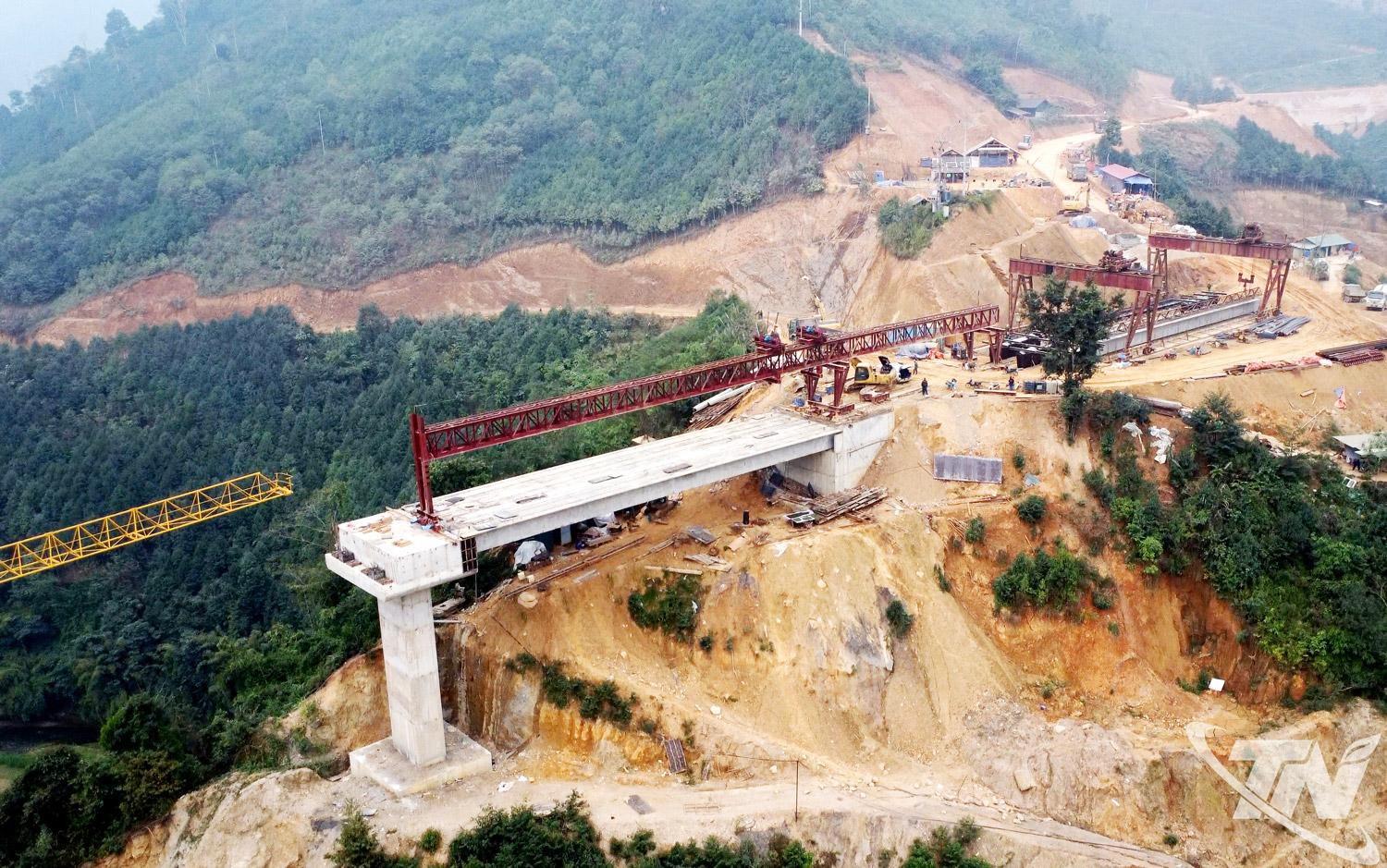 Dự án đường Bắc Kạn (cũ) - hồ Ba Bể - Na Hang được tăng tốc thi công dù đang trong thời điểm giáp Tết Nguyên đán. Trong ảnh: Cầu Tà Han trên tuyến đường đã được thi công trên 60% khối lượng.
