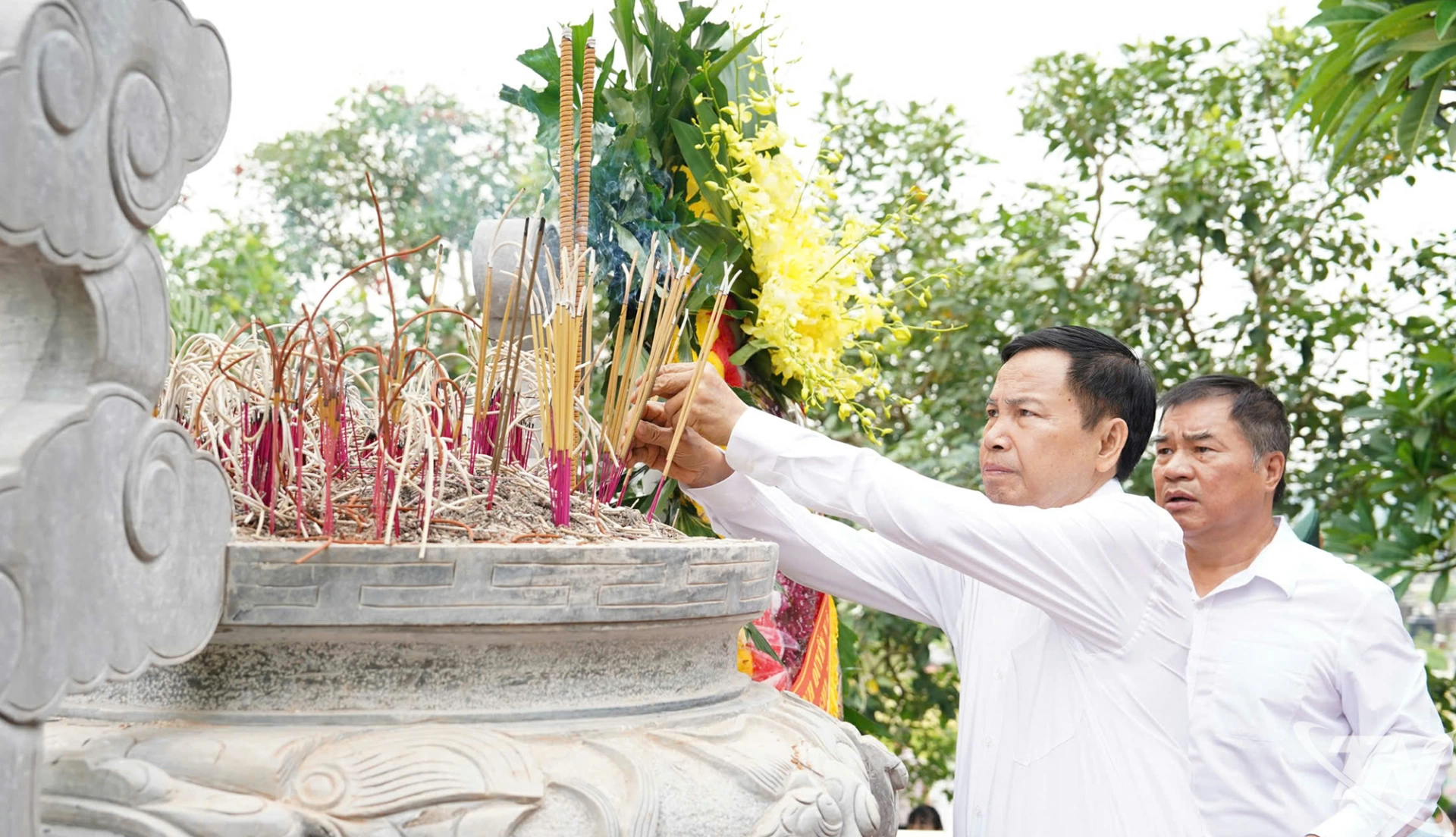 Các đồng chí nguyên lãnh đạo tỉnh Thái Nguyên thắp hương tri ân các liệt sĩ.