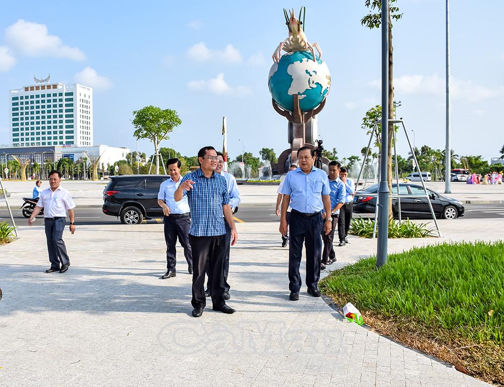 Phó Chủ tịch UBND tỉnh Ngô Vũ Thăng kiểm tra công tác chỉnh trang đô thị, trang trí Tết ở phường An Xuyên.
