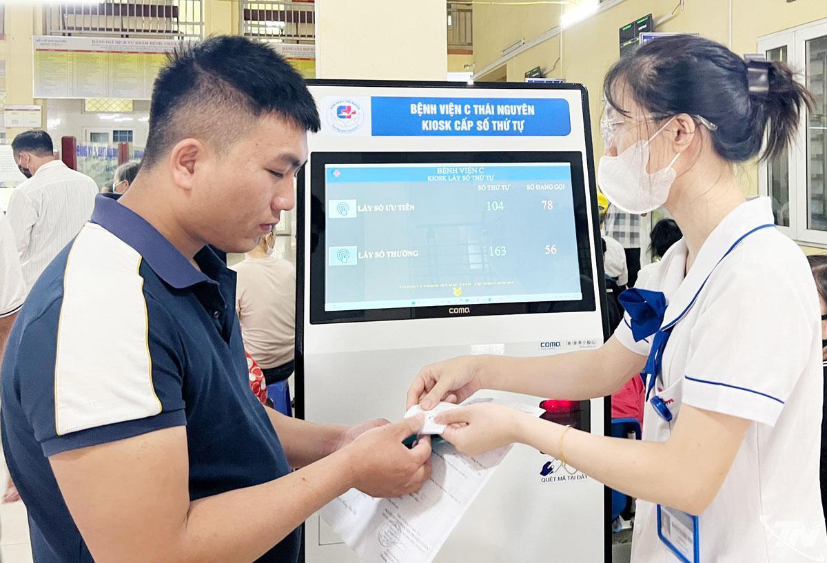 Người nhà bệnh nhân bấm đăng ký khám, chữa bệnh trên hệ thống, tại Bệnh viện C Thái Nguyên.