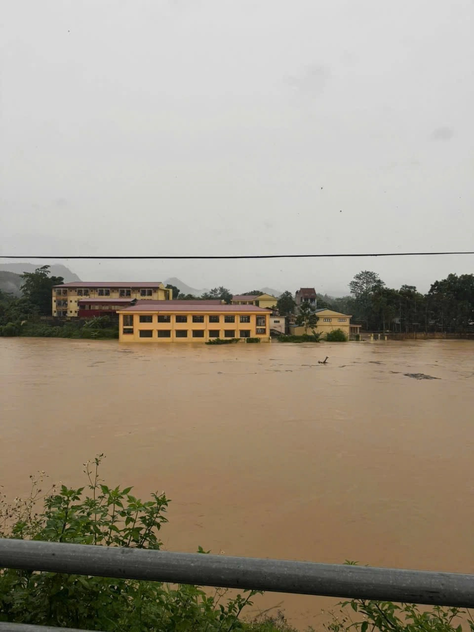 Trường PTDT Nội trú Na Rì bị ngập do nước lũ.