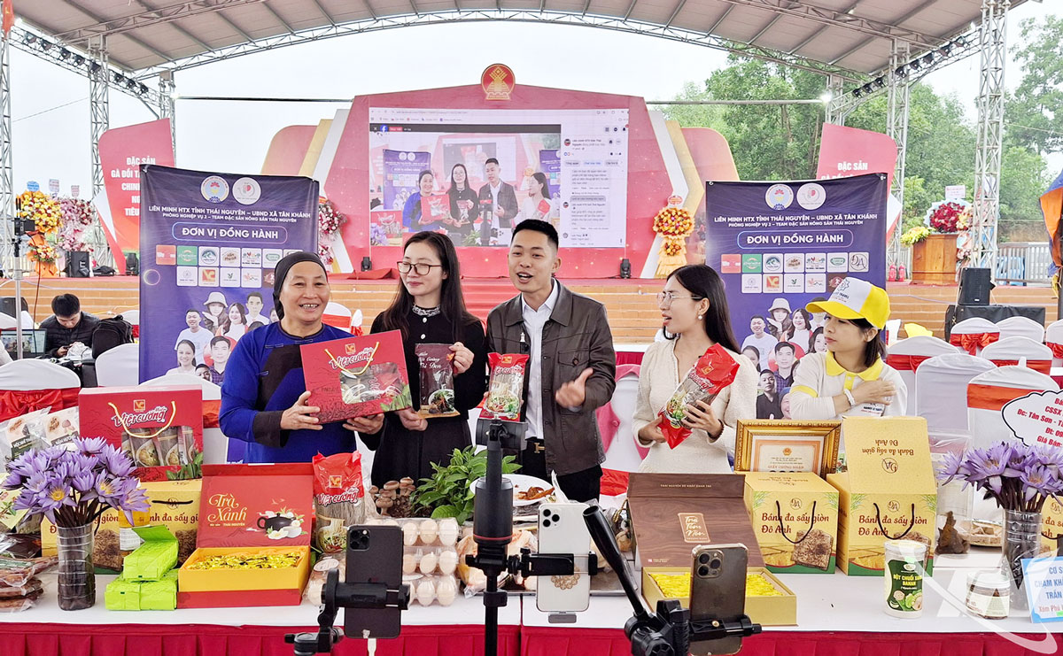 Phi&ecirc;n livestream ti&ecirc;u thụ g&agrave; đồi T&acirc;n Kh&aacute;nh v&agrave; c&aacute;c sản phẩm OCOP của tỉnh thu h&uacute;t được h&agrave;ng ngh&igrave;n lượt người xem, đặt mua h&agrave;ng.