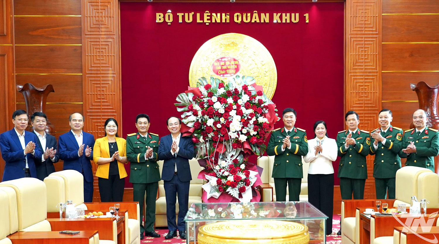 C&aacute;c đồng ch&iacute; l&atilde;nh đạo tỉnh tặng hoa ch&uacute;c mừng Qu&acirc;n khu 1.