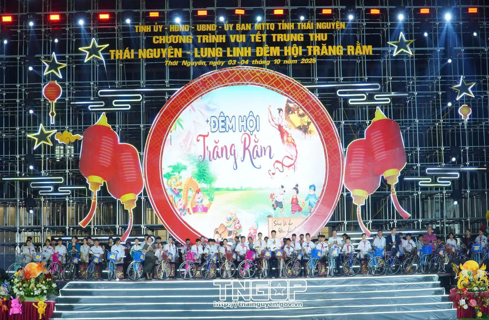 Các đồng chí lãnh đạo tỉnh trao tặng xe đạp cho học sinh có hoàn cảnh khó khăn của các xã, phường phía Nam