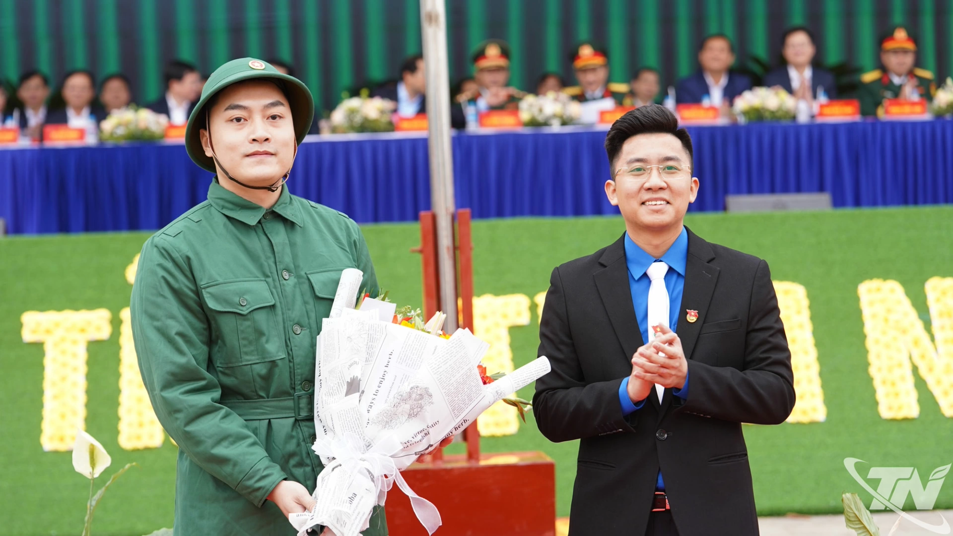 Đại diện các đoàn thể, tổ chức chính trị tặng hoa tân binh trước khi lên đường nhập ngũ.