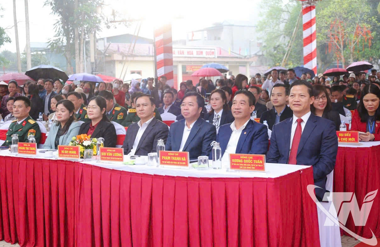 Các đồng chí lãnh đạo tỉnh tham dự Lễ khai mạc hội Đền Đuổm năm 2026.