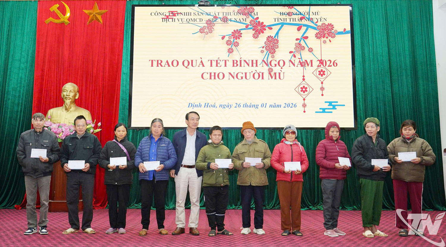 Trao qu&agrave; Tết cho hội vi&ecirc;n người m&ugrave; c&oacute; ho&agrave;n cảnh kh&oacute; khăn.