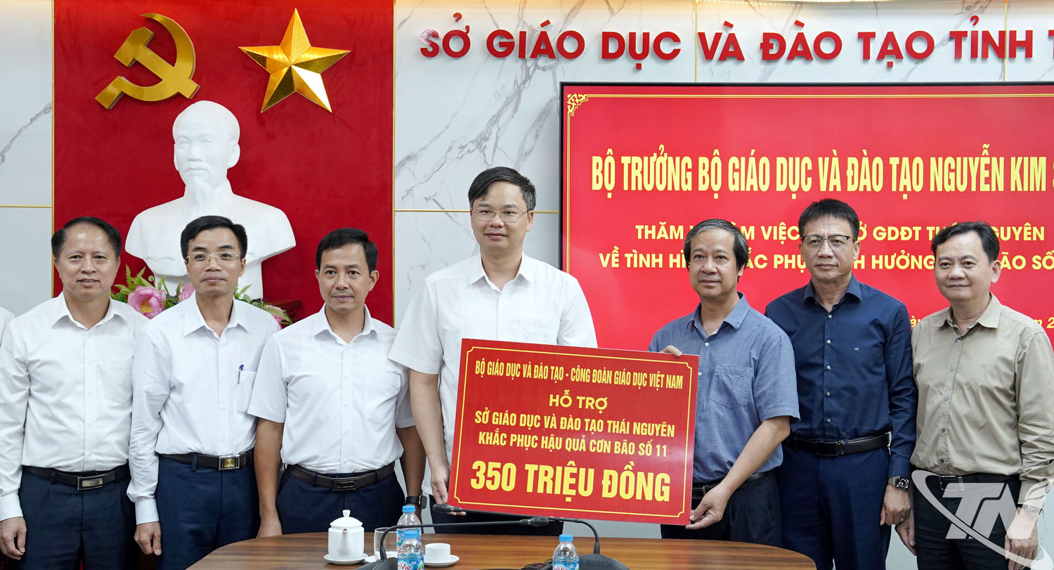 Bộ trưởng Bộ Giáo dục và Đào tạo Nguyễn Kim Sơn trao số tiền 350 triệu đồng hỗ trợ Sở Giáo dục và Đào tạo Thái Nguyên khắc phục hậu quả cơn bão số 11.