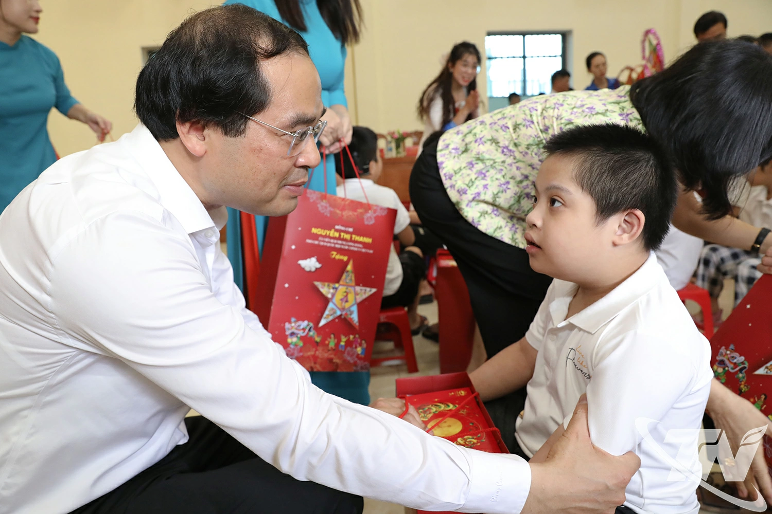 Đồng chí Bí thư Tỉnh ủy Thái Nguyên Trịnh Xuân Trường tặng quà trung thu các em học sinh Trung tâm Hỗ trợ phát triển giáo dục hòa nhập Thái Nguyên.