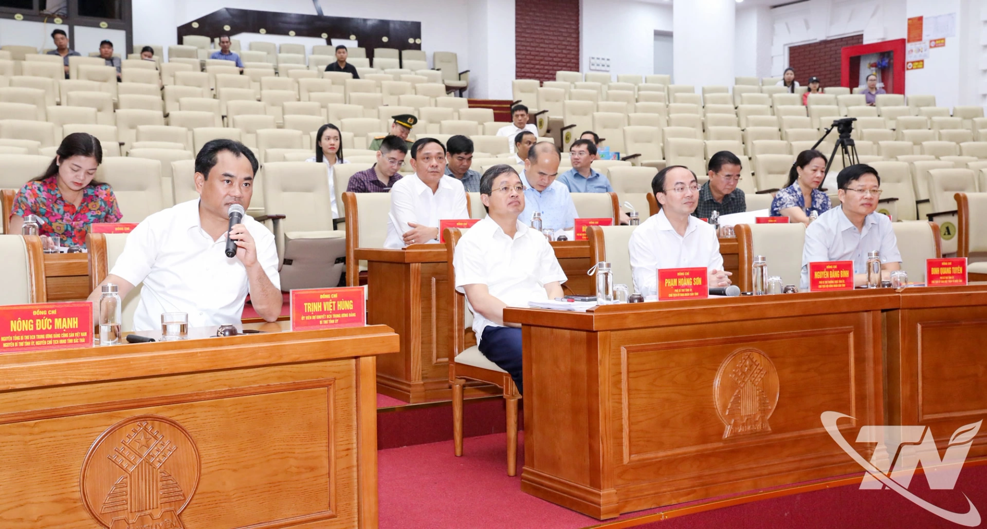 Đồng chí Bí thư Tỉnh ủy Trịnh Việt Hùng chỉ đạo tổng duyệt chương trình Đại hội.