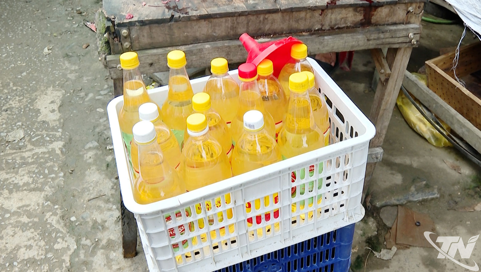 Xăng được đựng trong những chai nhựa để bán cho người dân.