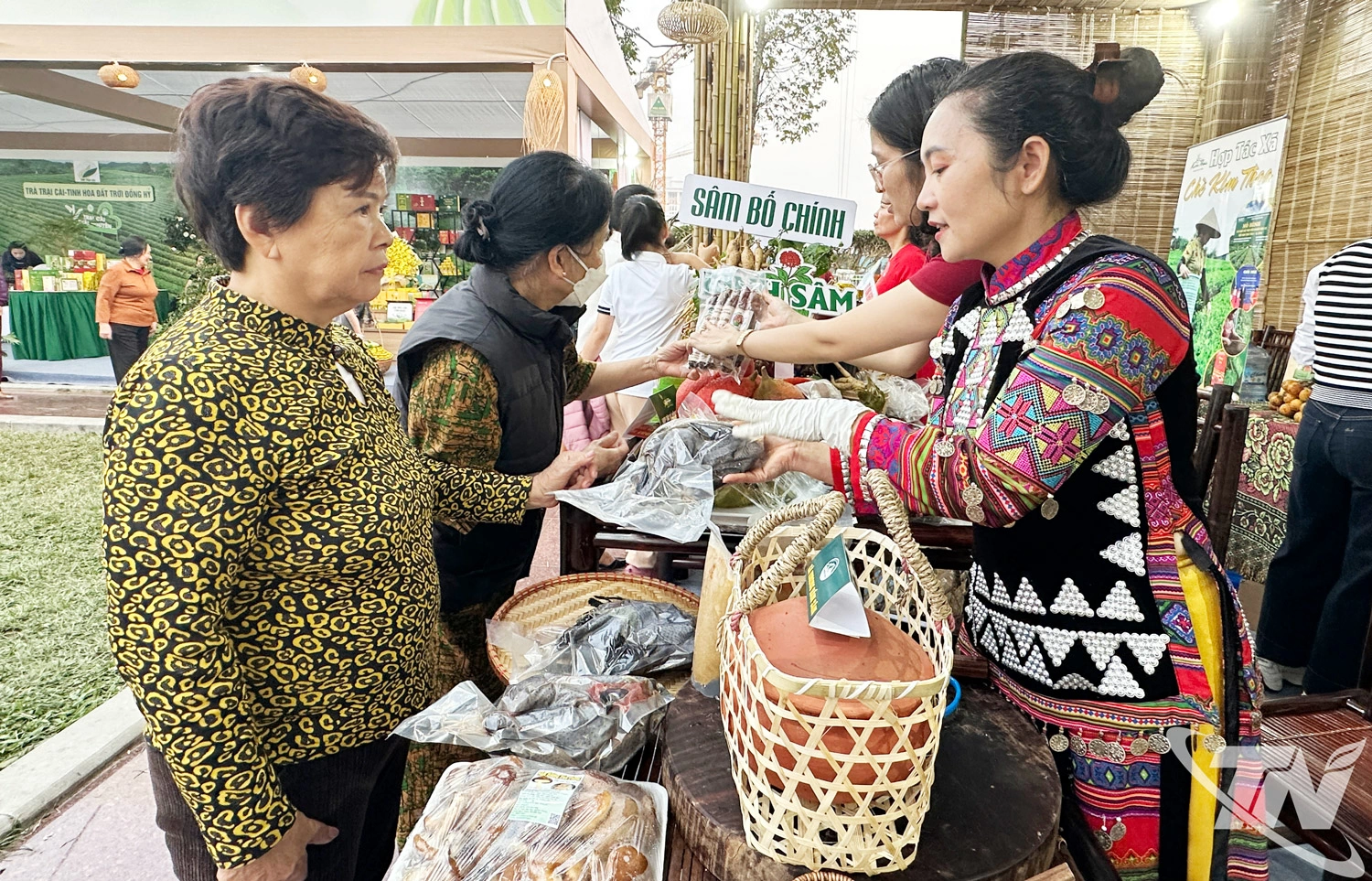 Sản phẩm chế biến từ gà HMông thịt đen, xương đen của HTX Nông nghiệp dược liệu   Thiên Phúc (xã Đồng Hỷ) đưa ra thị trường được người tiêu dùng đón nhận.