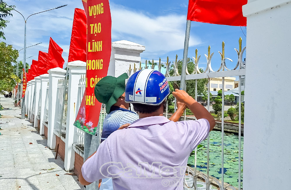 Pano, cờ phướn, cờ Đảng được treo trang trọng tại khu vực trung tâm hành chính xã, tạo điểm nhấn trước thềm đại hội.