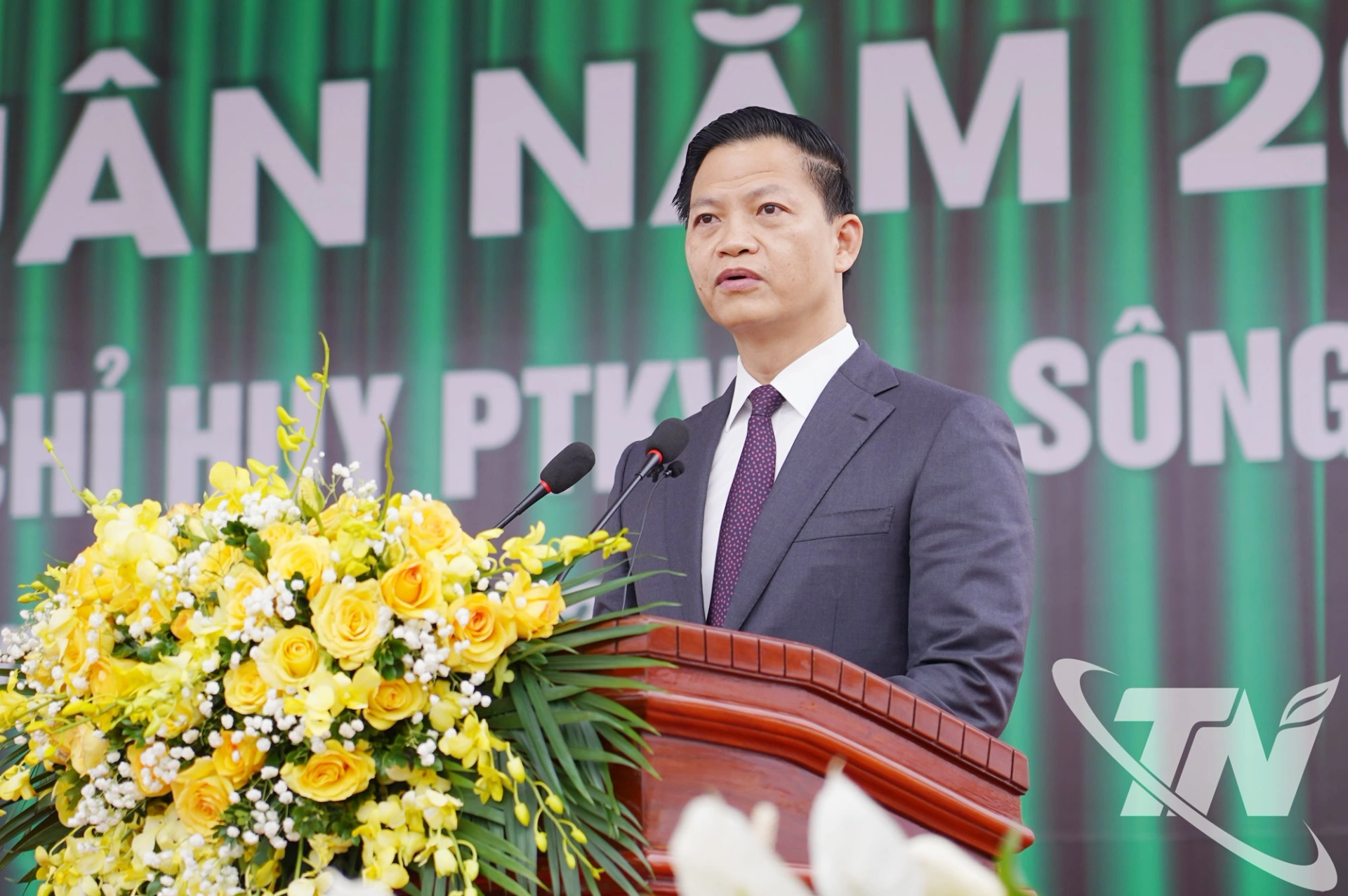 Đồng chí Vương Quốc Tuấn, Ủy viên Trung ương Đảng, Phó Bí thư Tỉnh ủy, Chủ tịch UBND tỉnh, Chủ tịch Hội đồng nghĩa vụ quân sự tỉnh phát biểu động viên các tân binh.