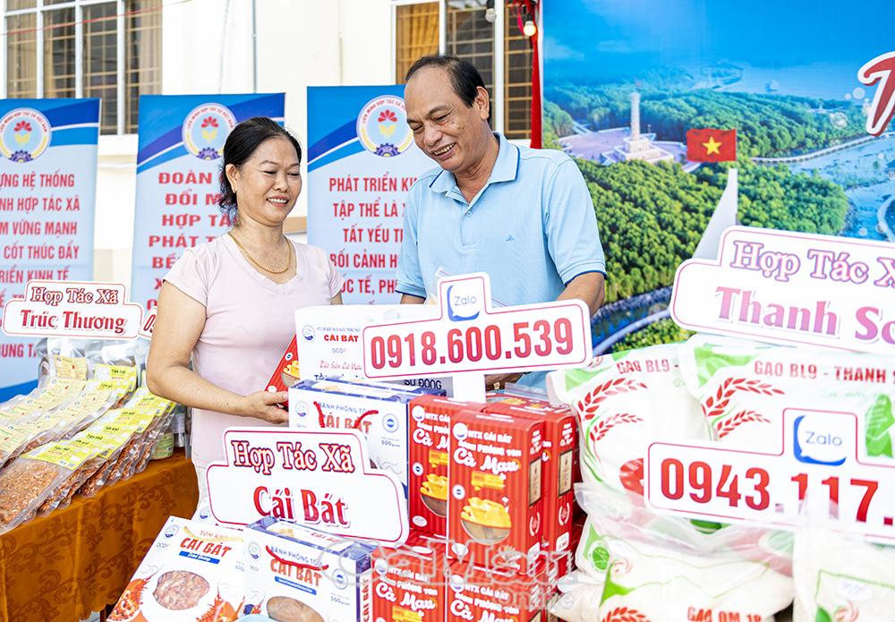 Ông Nguyễn Văn Vũ tham quan trưng bày các sản phẩm OCOP.