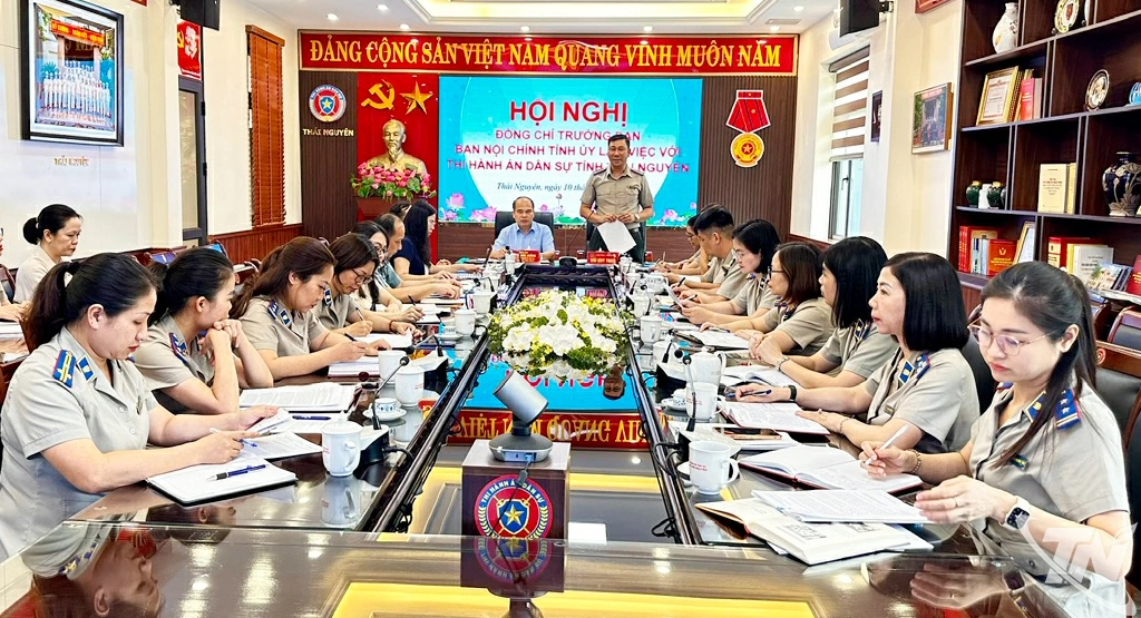 Toàn cảnh buổi làm việc.