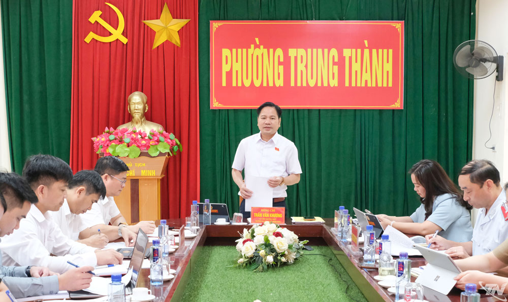 Đoàn giám sát làm việc tại phường Trung Thành.