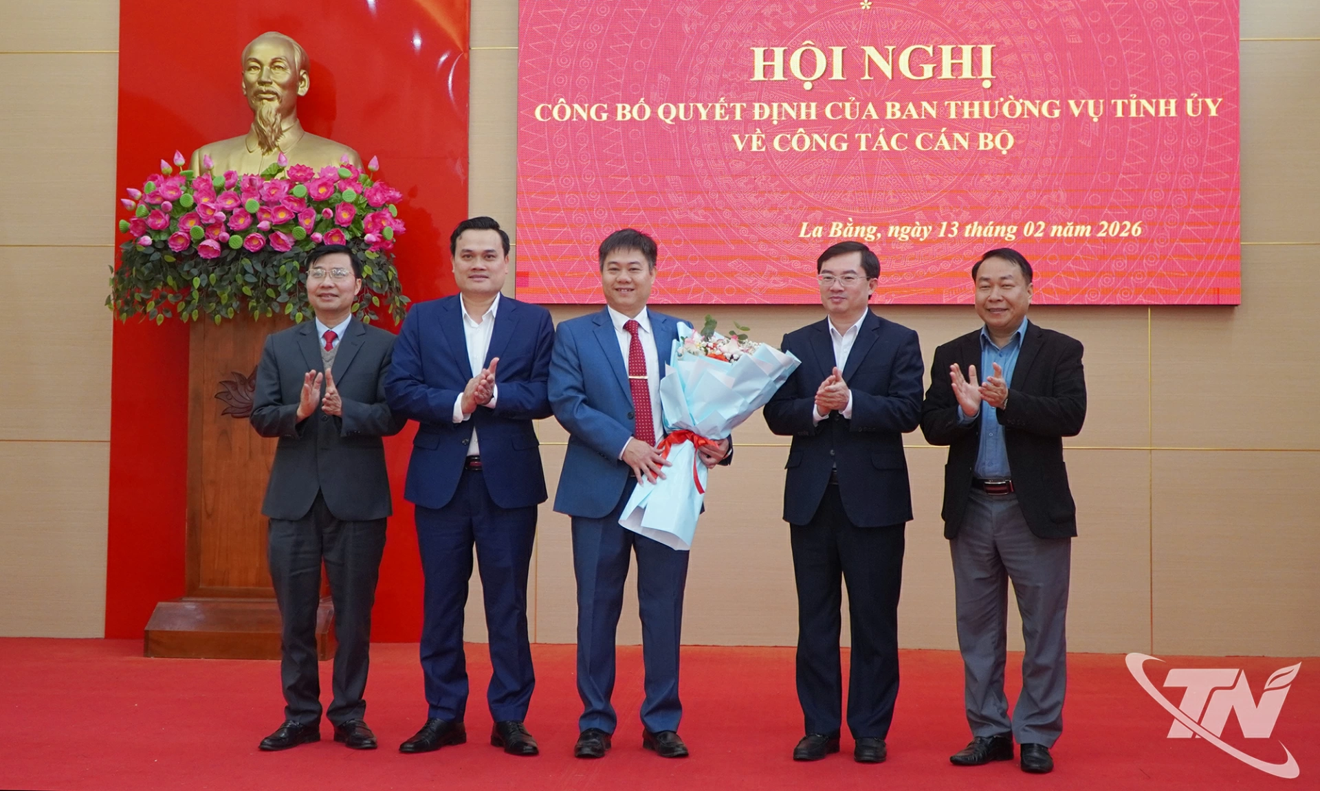 Các đại biểu tặng hoa chúc mừng